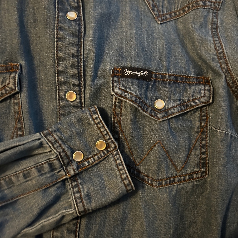 NWOT Wrangler Denim Button-Up Shirt - Picture 2 of 4